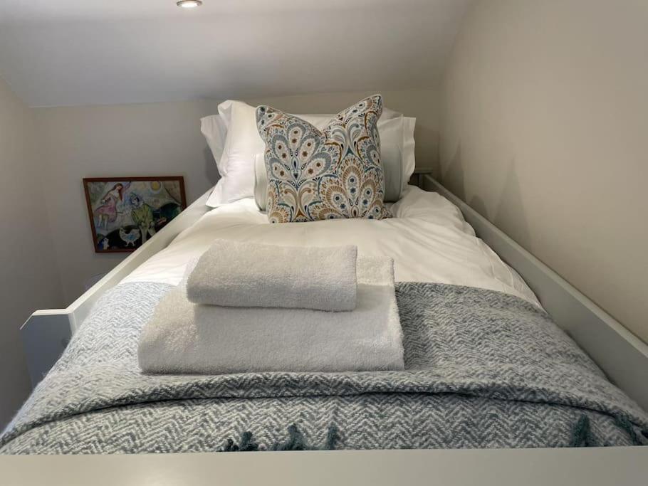 Holly Cottage, 2, Northbrook Park, Farnham-Up To 6 Adults Exterior foto