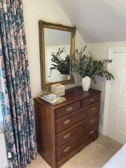 Holly Cottage, 2, Northbrook Park, Farnham-Up To 6 Adults Exterior foto
